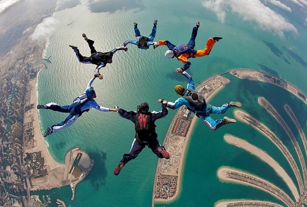Nhảy dù từ trên cao để quan sát toàn cảnh Dubai